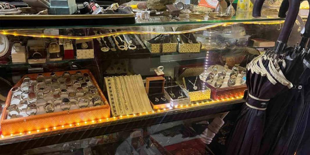 69 yıldır 20 metrekarede çalışıyor: Ellerinde ziyneti dönüştürüyor 5